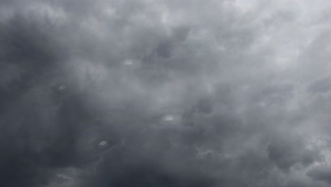 vistas de gruesas nubes cumulonimbus en el cielo, así como tormentas eléctricas