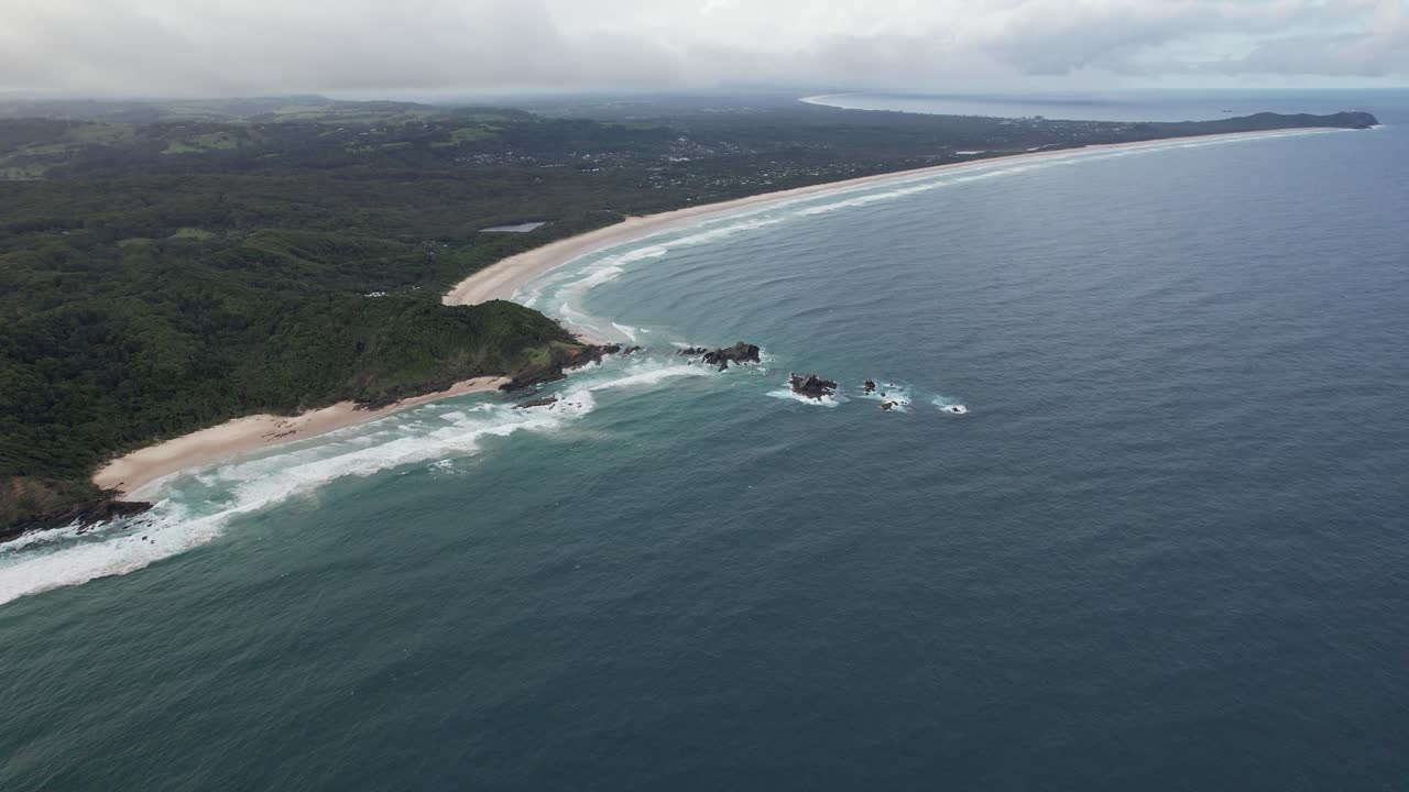 paisaje marítimo tranquilo, playa de broken head, bahía de byron, nsw, australia - fotografía aérea