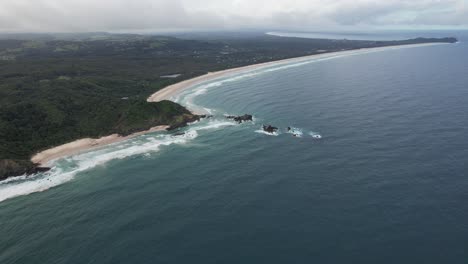 Paisaje-Marino-Tranquilo,-Playa-De-Broken-Head,-Byron-Bay,-Nueva-Gales-Del-Sur,-Australia---Toma-Aérea