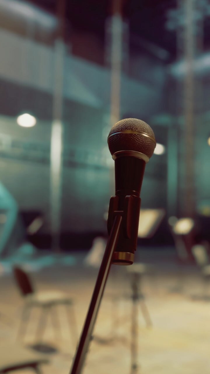 Aste per microfono pronte per un'esibizione in una sala prove con sedie