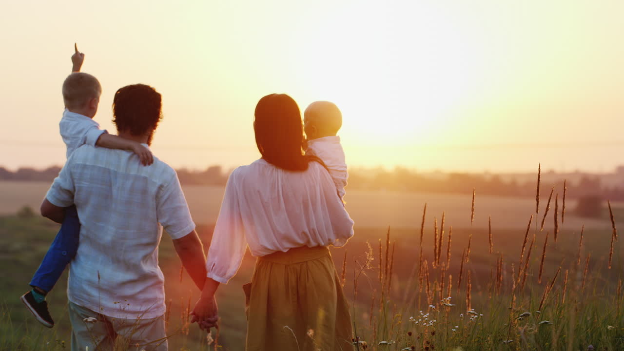 одна большая счастливая семья на рассвете приветствует солнце концепция - надежда вера и оптимизм