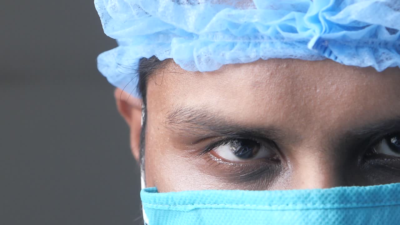 médico con máscara y gorra