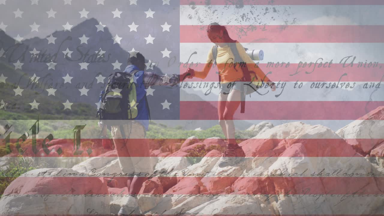 animación de la bandera estadounidense y texto moviéndose sobre una pareja de senderismo