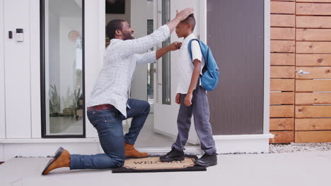 Vater-Gibt-Seinem-Sohn-High-Five,-Als-Sie-Zur-Schule-Geht