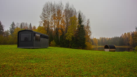 Cabina-De-Otoño-Y-Sauna-De-Barril-Durante-La-Noche-Otoñal-De-Octubre-Al-Día-Timelapse