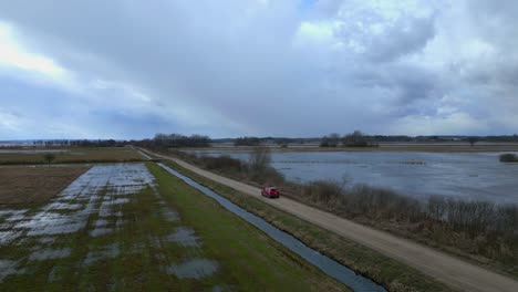 Roter-Geländewagen-Fährt-über-Eine-Straße-In-Polen