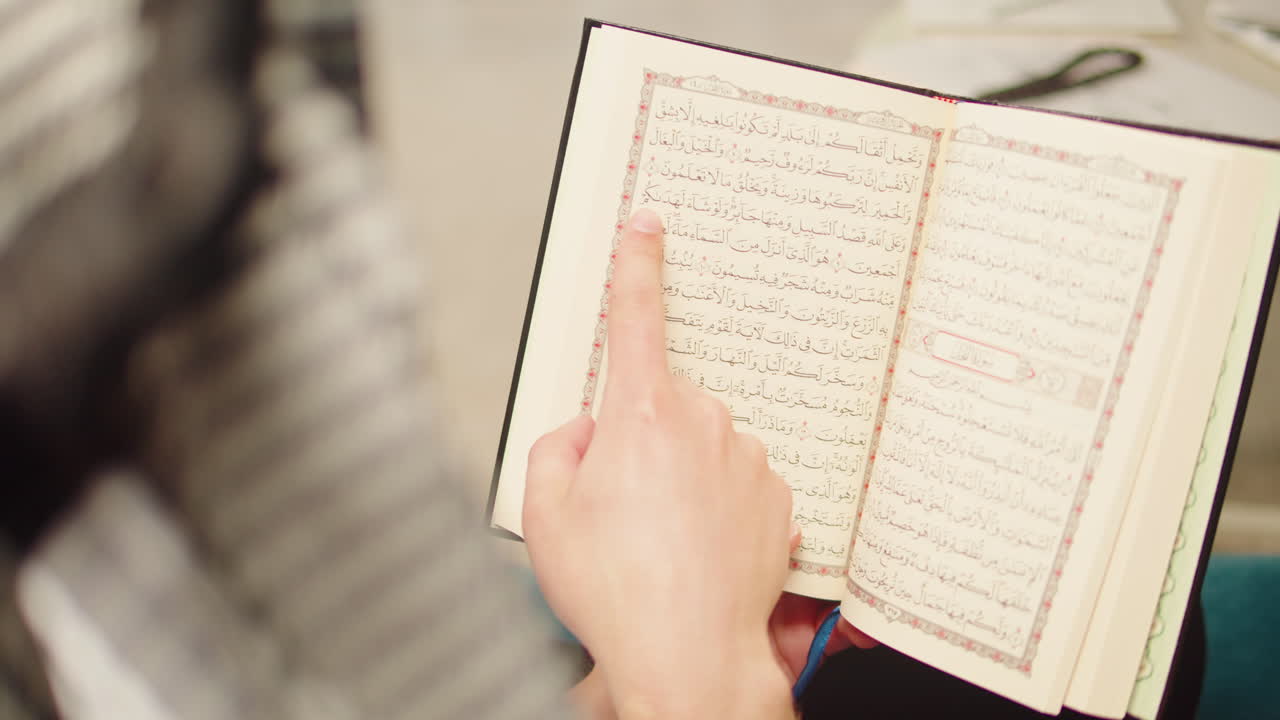 Uomo che legge il Corano, che prega in primo piano, religione islamica. Festività religiosa del Ramadan, mese sacro. Culto musulmano, persona che fa una preghiera tradizionale a Dio.