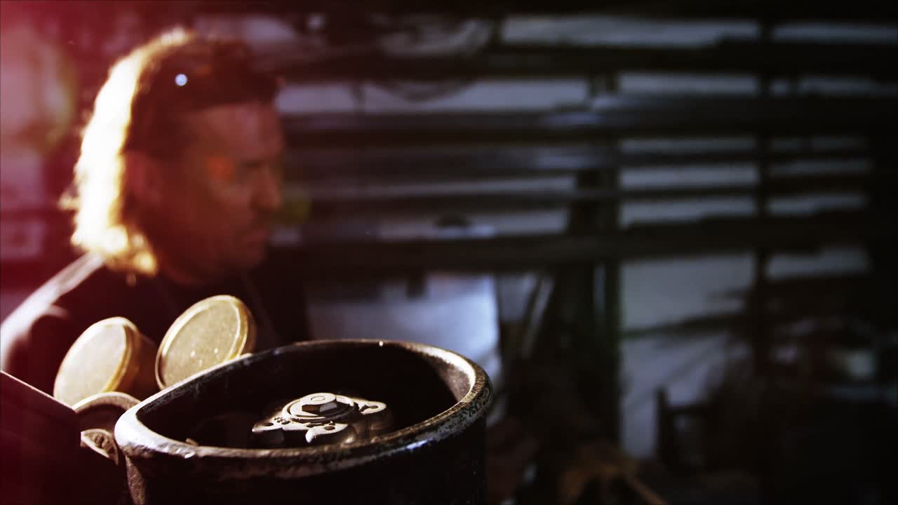 soldador que quema la antorcha de soldadura con un encendedor