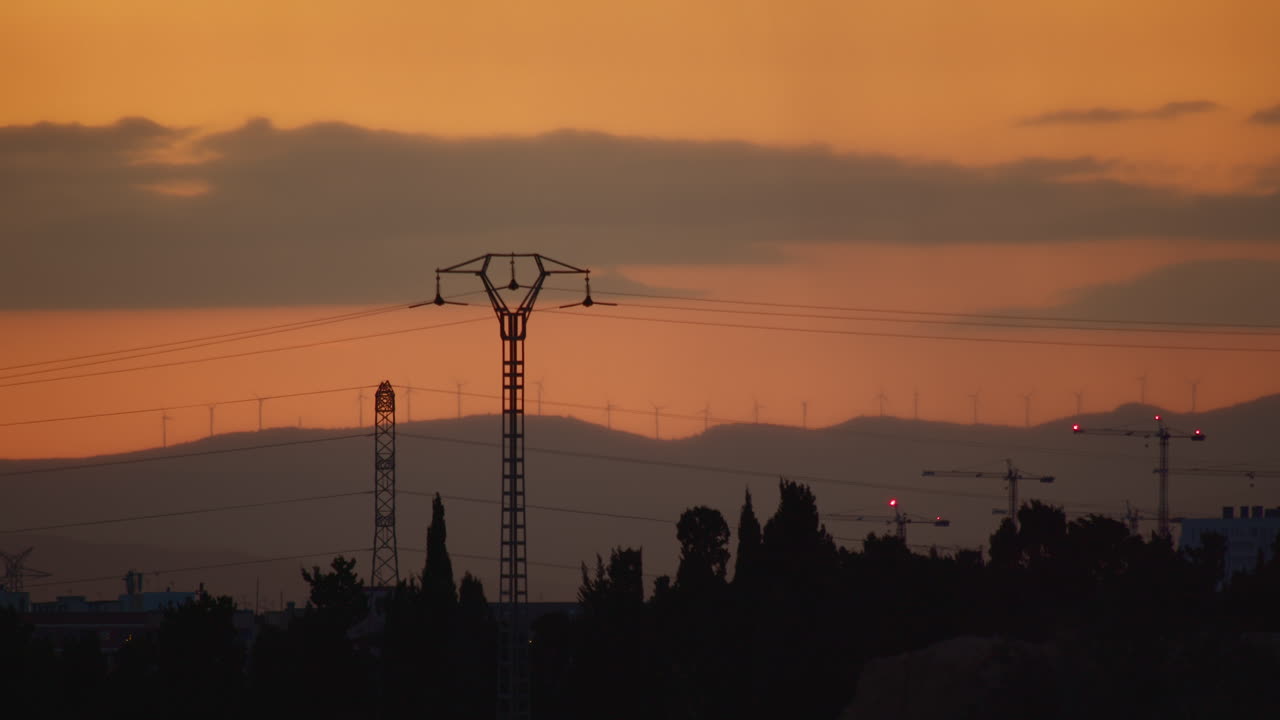 pilares de las líneas eléctricas al atardecer