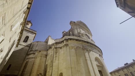 Antiguo-Edificio-Histórico-De-La-Iglesia-En-Francia-Hecho-De-Piedra-Arenisca-Al-Sol