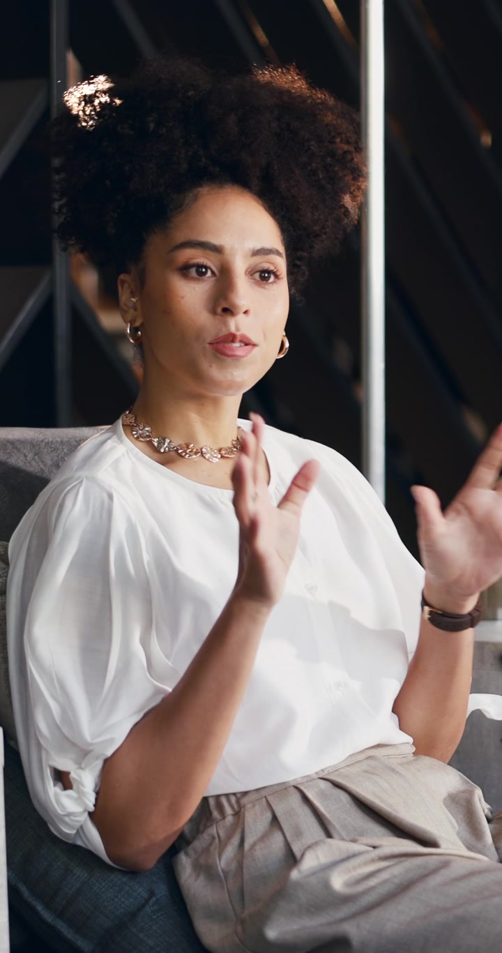 Donna professionista che parla e gesticola durante un'intervista