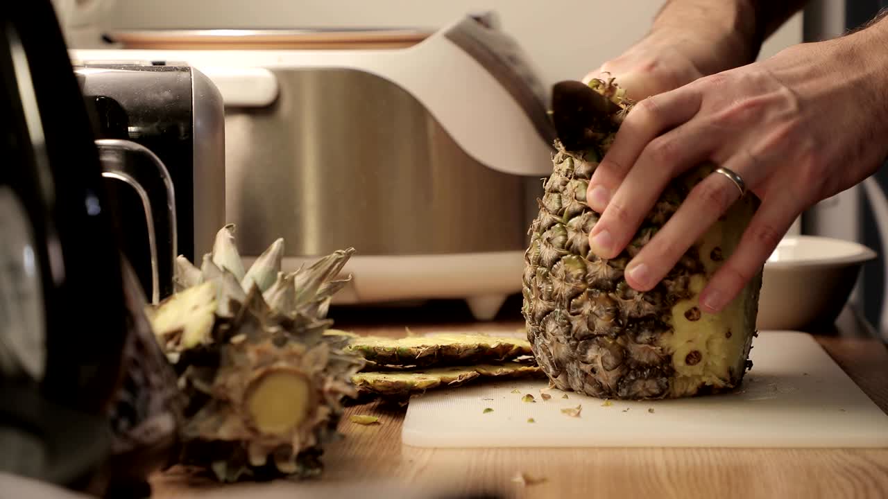 파인애플을 잘라내는 클로즈업