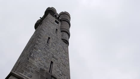 tomada estática de la segunda guerra mundial y la primera guerra mundial monumento conmemorativo de guerra en stornoway en la isla de lewis, parte de las hébridas exteriores de escocia