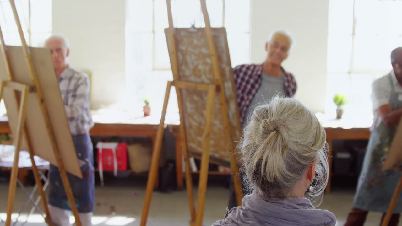 여성 의 초상화 를 그리는 예술가 들 4k