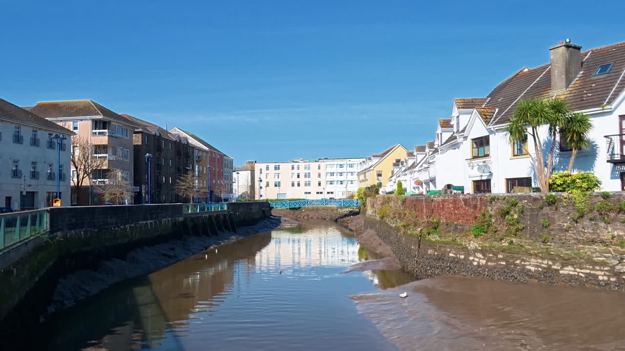 Waterford City Apartments am Flussufer Adelphi Quay an einem hellen Frühlingsmorgen bei Ebbe.