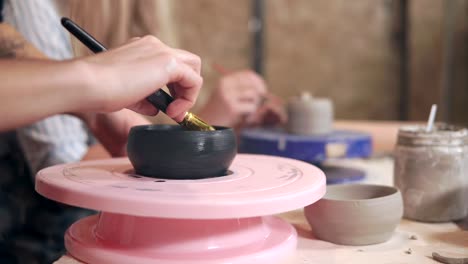 pintando cuencos de cerámica