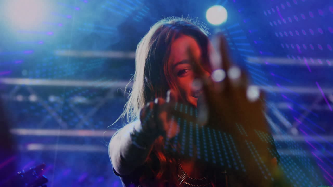 animación de un túnel digital sobre una mujer caucásica cantando