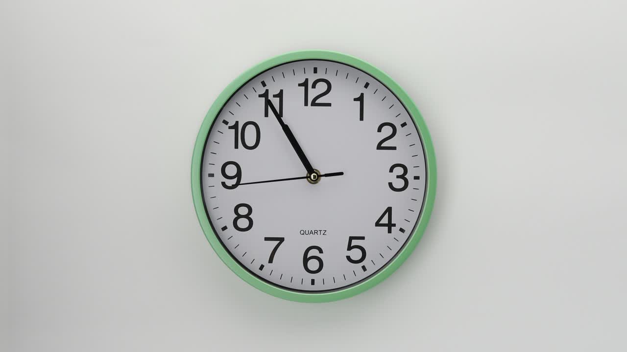 reloj de pared de cuarzo sobre un fondo blanco. uno de la serie de relojes de pared.