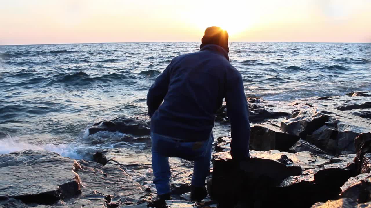 일출, 자유 여행에 슈페리어 호숫가 옆에 서있는 사람