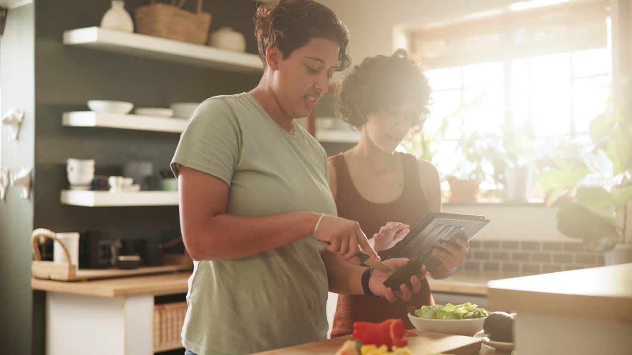 dos mujeres cocinando juntas