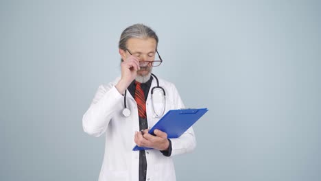 médico con fatiga laboral.