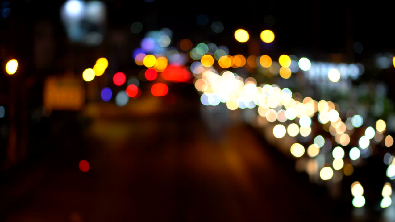abstractos borrosos bokeh de la luz del coche por la noche
