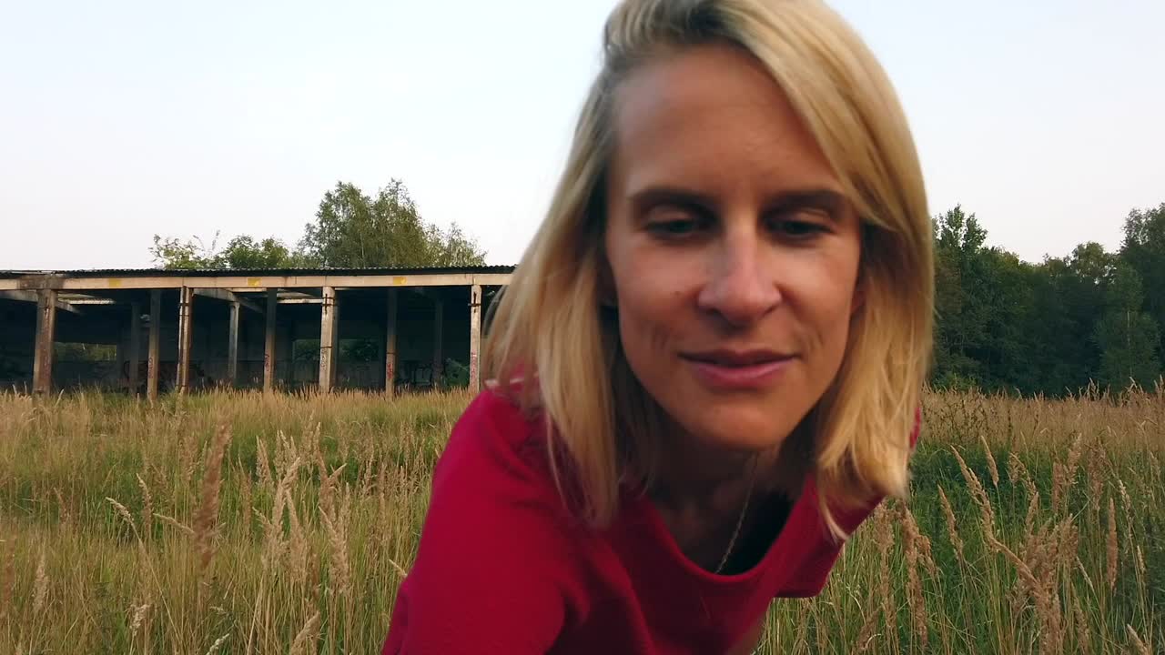 Incredibile ripresa cinematografica al rallentatore. Una bambina innocente e carina raccoglie un fiore. Riprese per un romantico San Valentino. Riprese foto e video con gimbal in luoghi abbandonati nella natura selvaggia 1080, 24p di Philipp Marnitz
