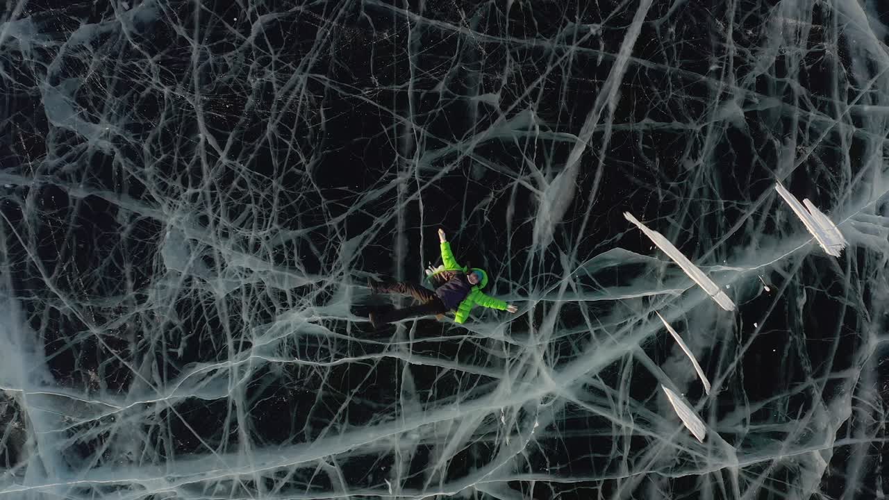 얼어붙은 베이칼 호수에서 균열이 있는 얼음 패턴의 모습