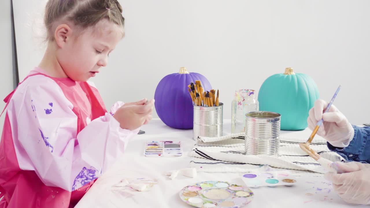 una niña pintando colas de sirena