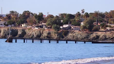 Pequeño-Muelle-Expuesto-Durante-La-Marea-Alta