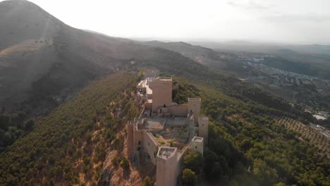 Castillo-De-Jaen,-España-Castillo-De-Jaen-Volando-Y-Tomas-Terrestres-Desde-Este-Castillo-Medieval-En-La-Tarde-De-Verano,-Tambien-Muestra-La-Ciudad-De-Jaen-Hecha-Con-Un-Drone-Y-Una-Camara-De-Accion-A-4k-24fps-Usando-Filtros-Nd-37