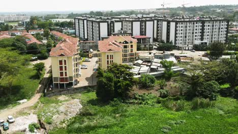 bienes inmuebles de la finca de nairobi ubicados cerca de la presa de nairobi, drones volando lejos de la finca de la presa nairobi, casas modernas de nairobi kenia