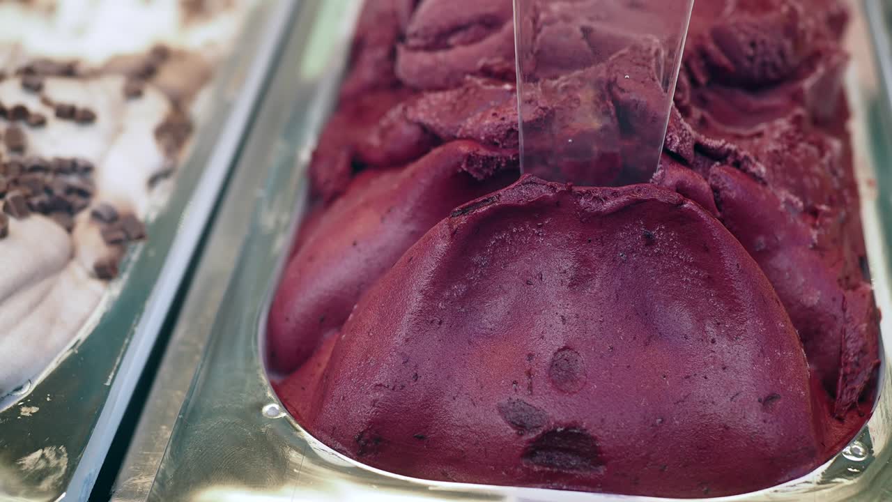 Primo piano di una pallina di gelato viola/rosso