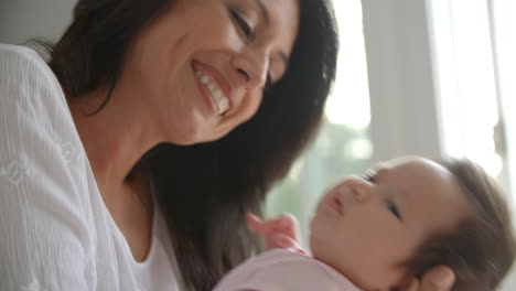 madre sosteniendo a su hija recién nacida filmada en r3d