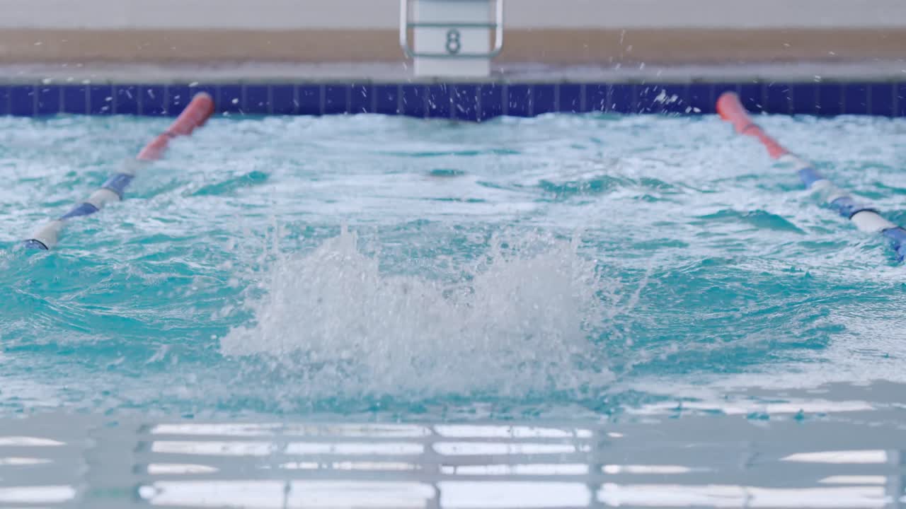 nadador nadando en la piscina