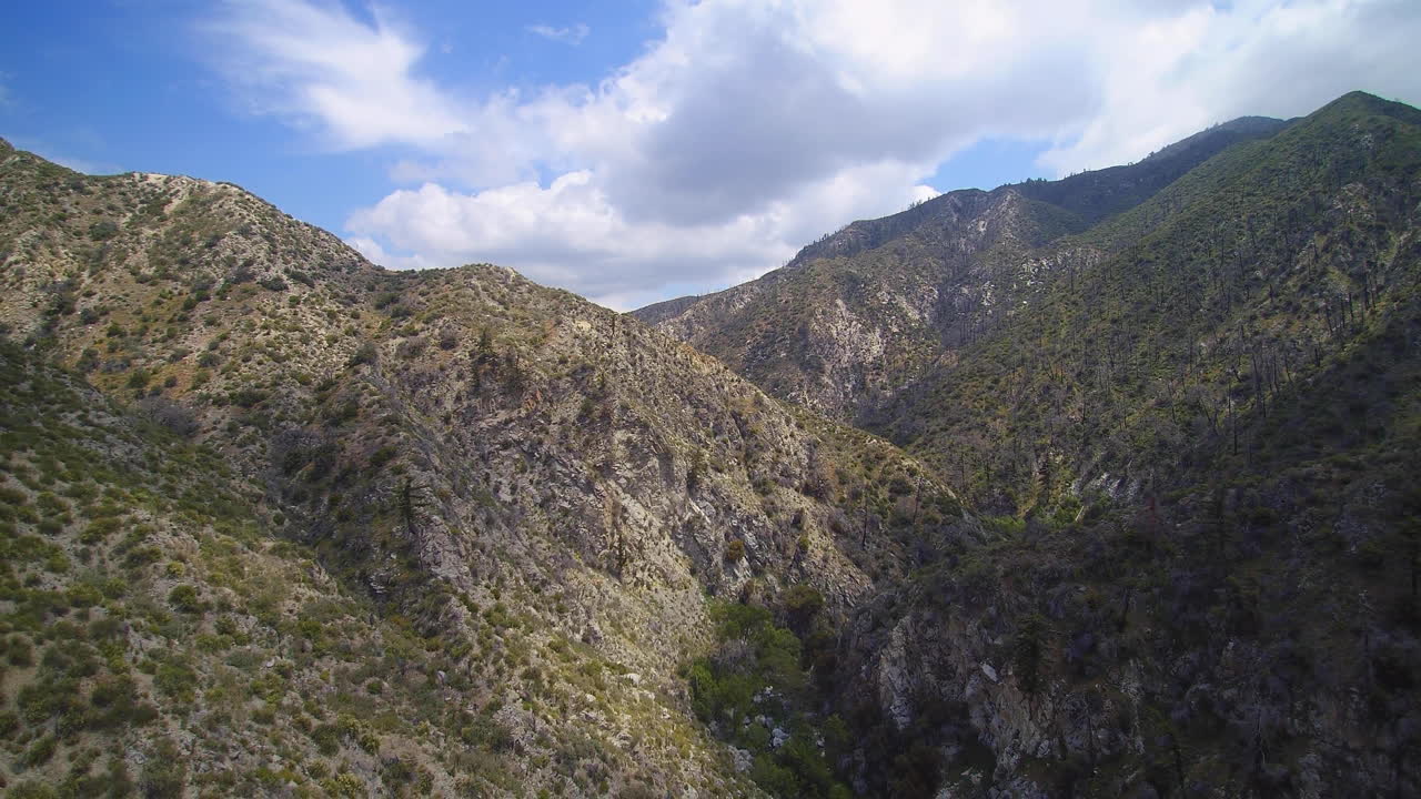Riprese aeree dalla Foresta Nazionale di Angeles, Contea di Los Angeles, California.
