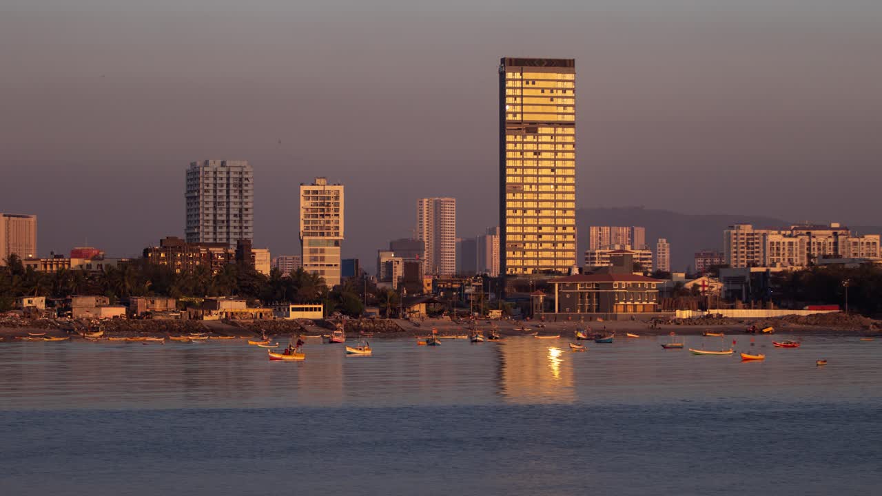 timelapse del gran edificio de oficinas frente al mar moderno mumbai