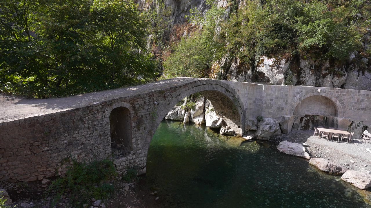 Ponte delle Ragazze, Ura e Vashes, Antiche montagne albanesi di pietra, Fiume Mat, Acqua smeraldo che scorre tra le rocce