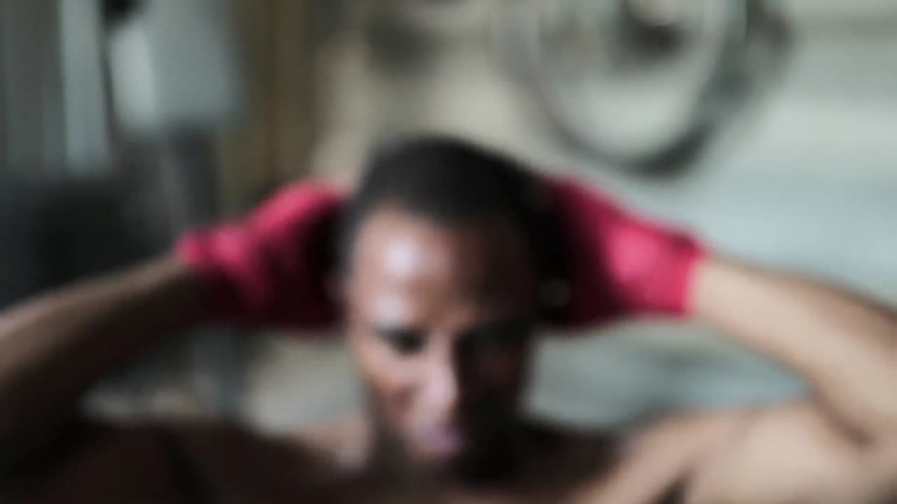 체육관 에서 크런치 를 하는 권투 선수