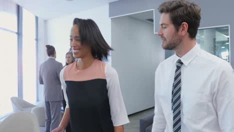 ejecutivos de negocios discutiendo entre sí en la oficina 4k