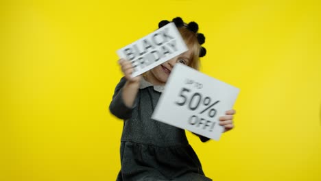 Niña-Mostrando-El-Viernes-Negro-Y-Hasta-Un-50-Por-Ciento-De-Descuento-En-Carteles-Publicitarios.-Precios-Bajos,-Compras