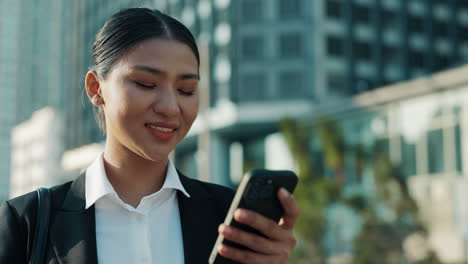 mujer de negocios usando teléfono inteligente en la ciudad