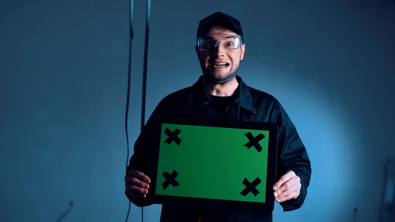 trabajador de la construcción haciendo grimasas