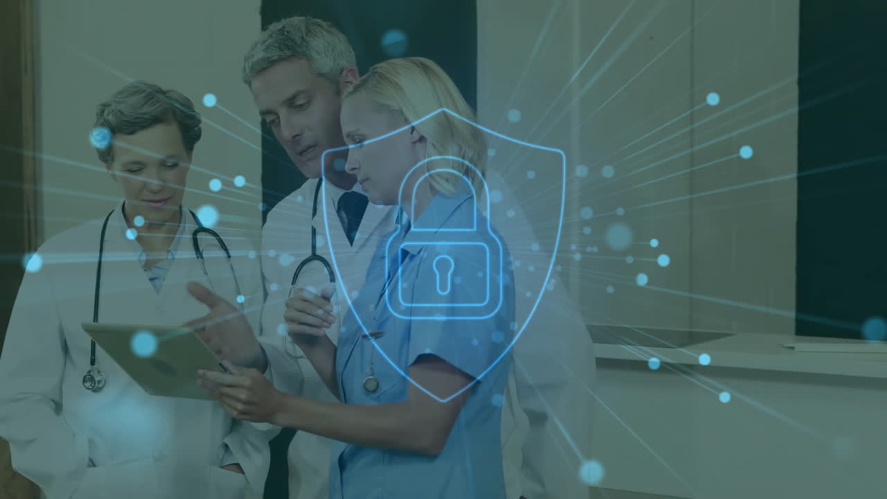 animación del icono del candado sobre diversos médicos que usan la tableta en el hospital