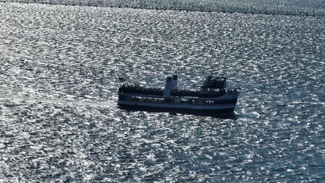 Barca in viaggio in un oceano scintillante, giornata di sole