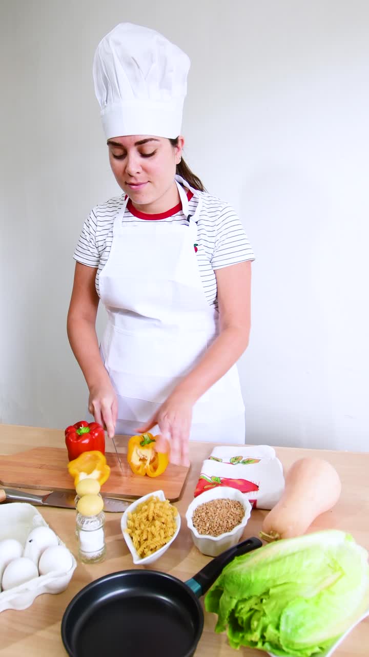 Cook cutting peppers, chopping fresh vegetables.