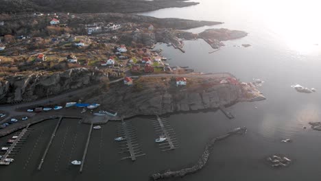 Costa-De-La-Isla-Occidental-De-Suecia,-Vista-Aérea-Cinematográfica