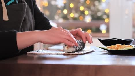 Hacer-Sushi-En-La-Cocina-De-Casa.-Manos-De-Mujer-Rodando-Sushi-Casero.