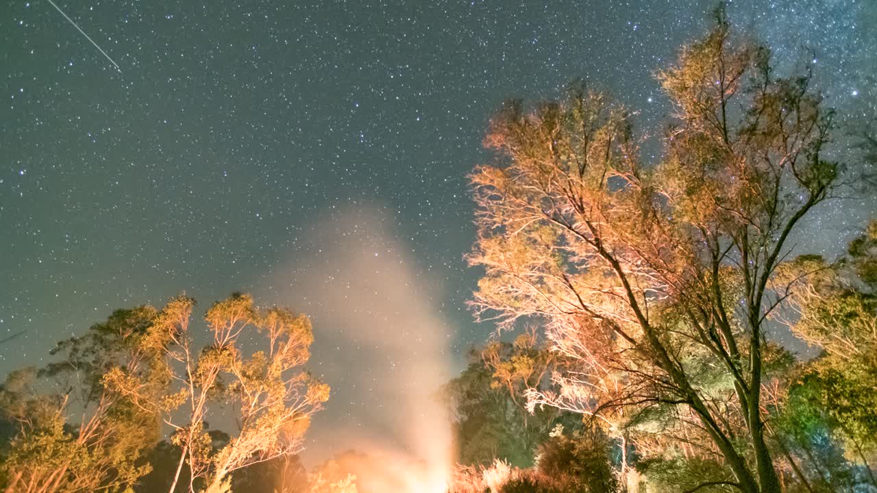 뉴 사우스 웨일즈 주 눈 덮인 산에서 다채로운 모닥불의 시간 경과