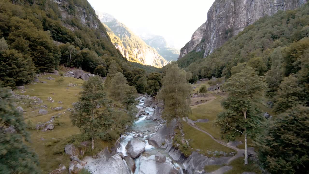 fpv drone aéreo tiro de cascada cerca de la ciudad de foroglio, ticino, suiza